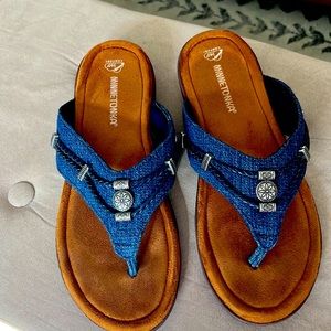 Minnetonka size 10 Flip Flops